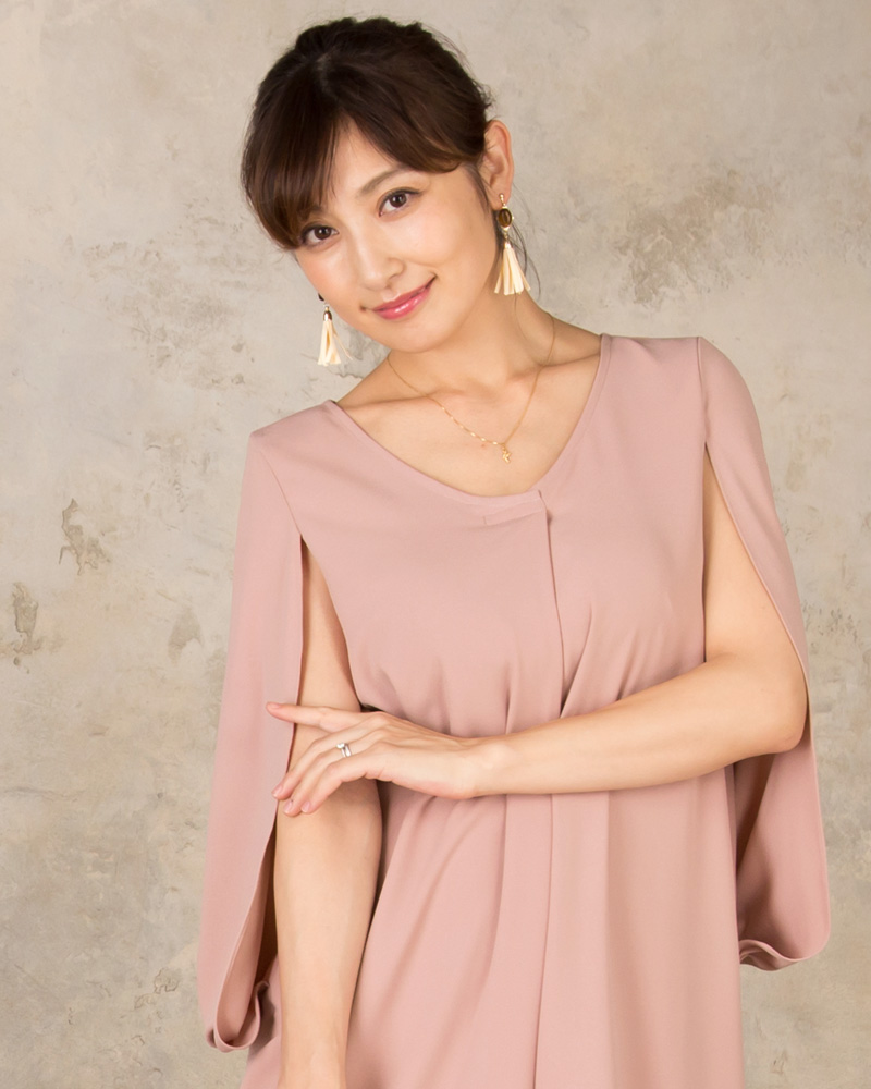 さらっとケープを羽織ったデザインが女性らしい優しい印象に