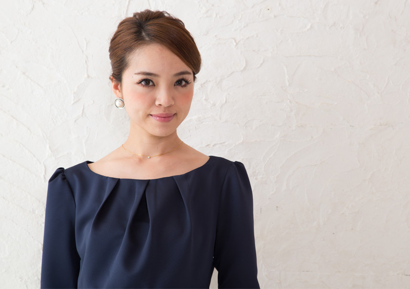 美しいデコルテラインを叶えるマタニティドレス