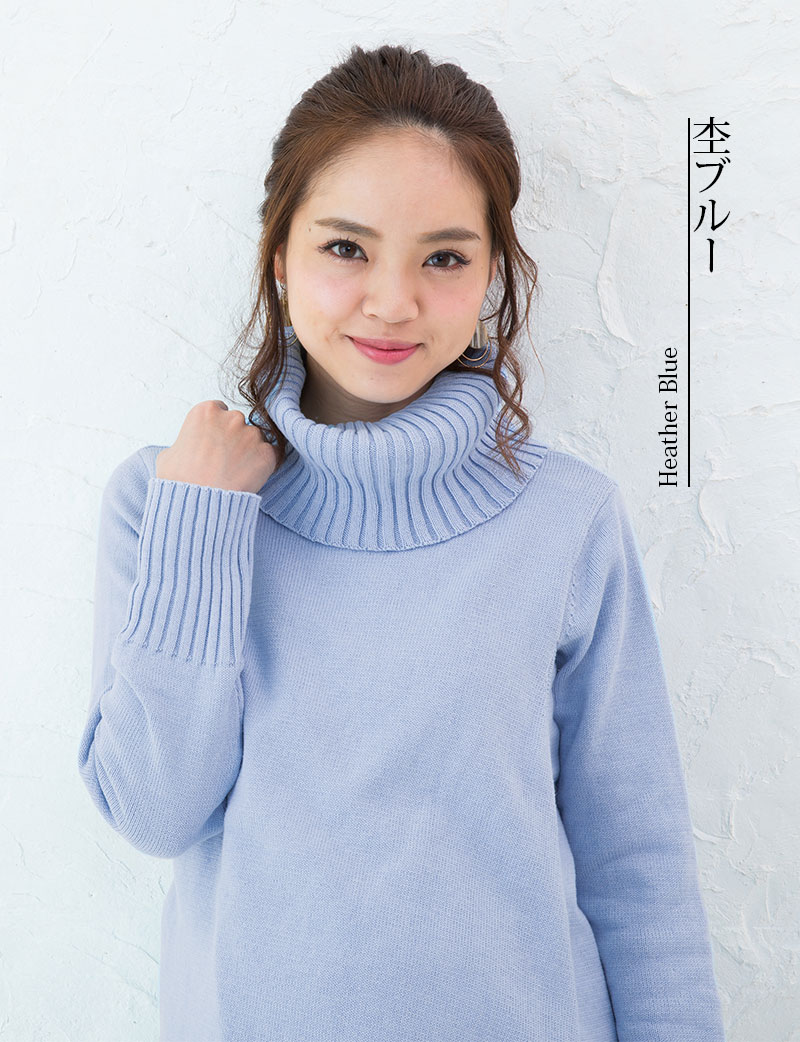 ベージュミックス上半身とブラックのコートとのコーデ
