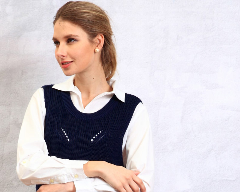 おしゃれな編み目が特長の授乳服ベスト