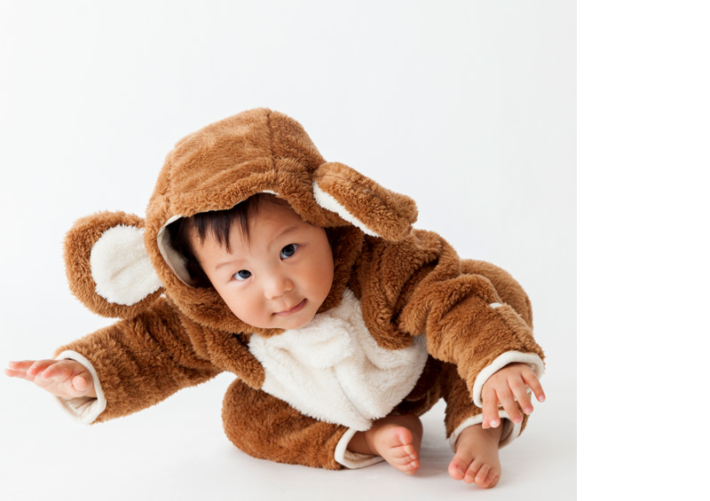 前のめりお座りの赤ちゃん