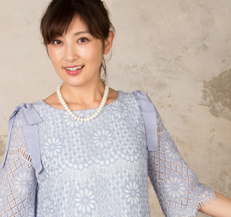 レースの透け感が華やかな授乳服ドレス