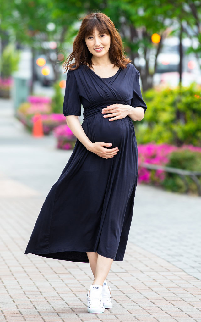 上品なデザインのとろみ素材授乳服マキシワンピ