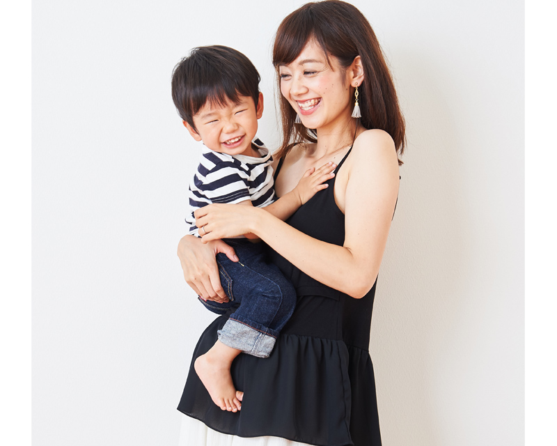 コーディネートのしやすいシンプルなデザインの授乳服キャミソール