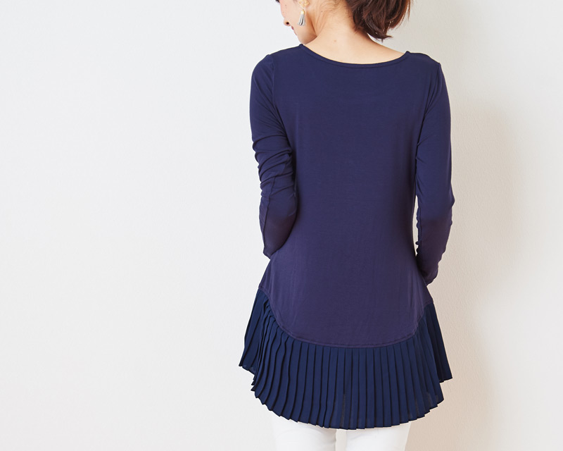 女性らしい印象のプリーツが魅力の授乳服トップス