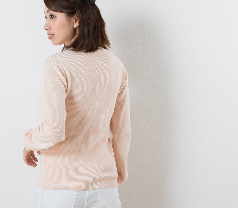 優しい色合いで女性らしいトップス