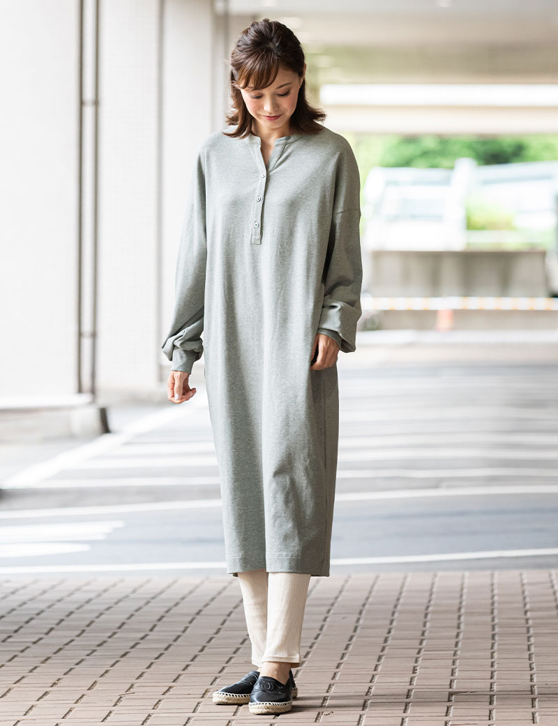 レギンスを合わせてこなれた印象に!