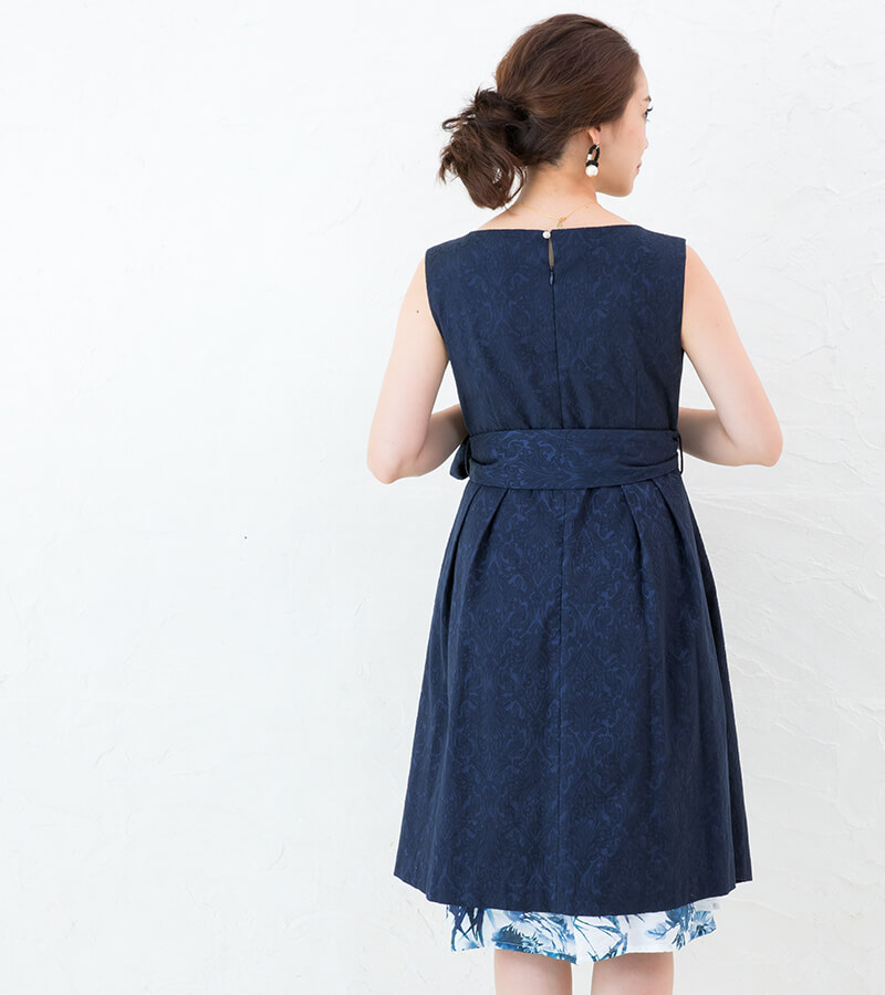 洗練されたデザインが目を引く授乳服ワンピース