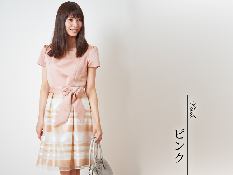 優しい印象のピンク着用