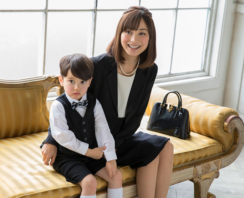 ジャケットでフォーマルセットアップ 結婚式場でソファに座って