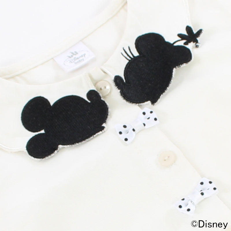 ミッキーとミニーが見つめ合う衿の刺繍がポイント