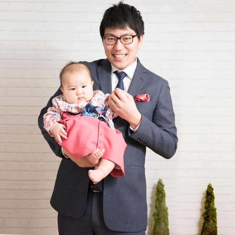 パパと晴れ着姿の赤ちゃん 初節句