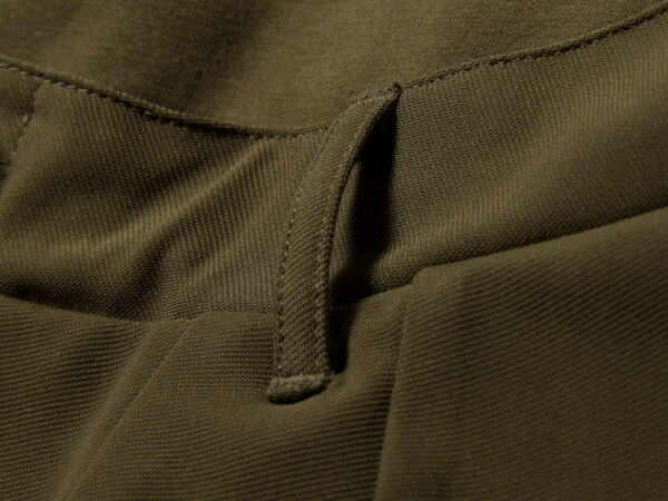ベルトが付けられるので、産後もキレイに穿けます。