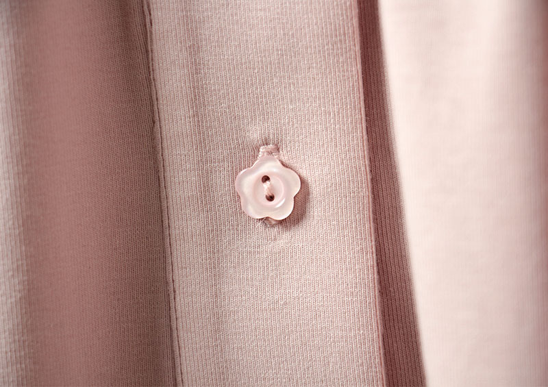 ボタンがさりげなく花の形になっていて可愛いです。
