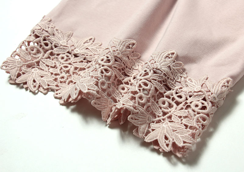花柄刺繍レースが、女性らしく上品でおしゃれです。