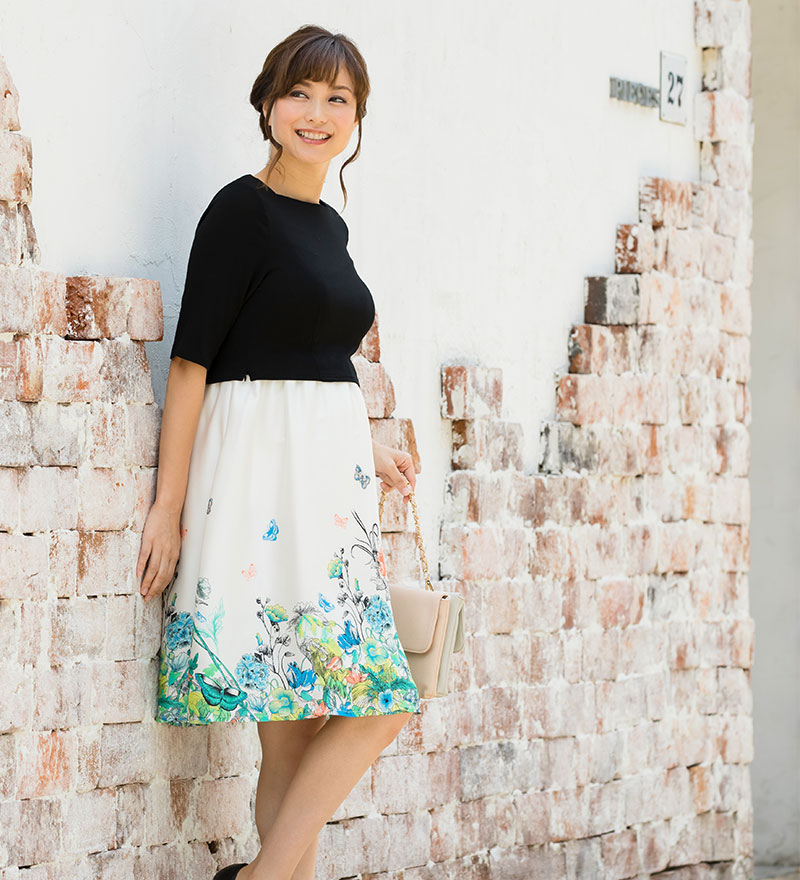 落ち着いた膝丈で、大人可愛い印象の授乳ワンピース
