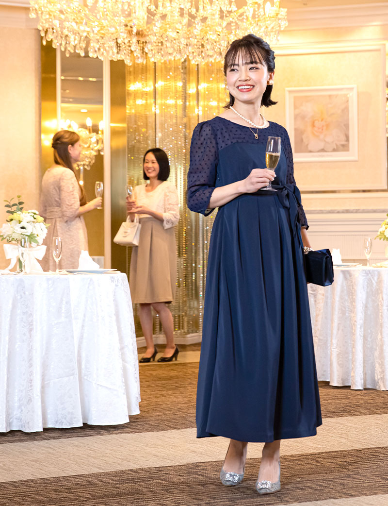 結婚式 披露宴で華やかなネイビーマタニティドレス