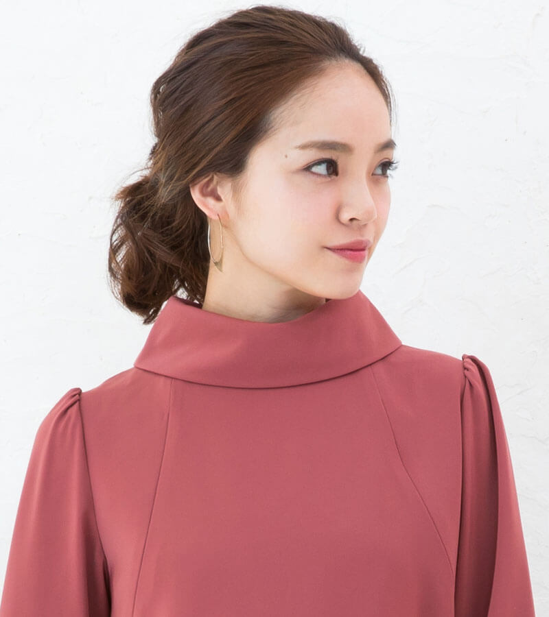 清楚で美しい印象のハイネックワンピース