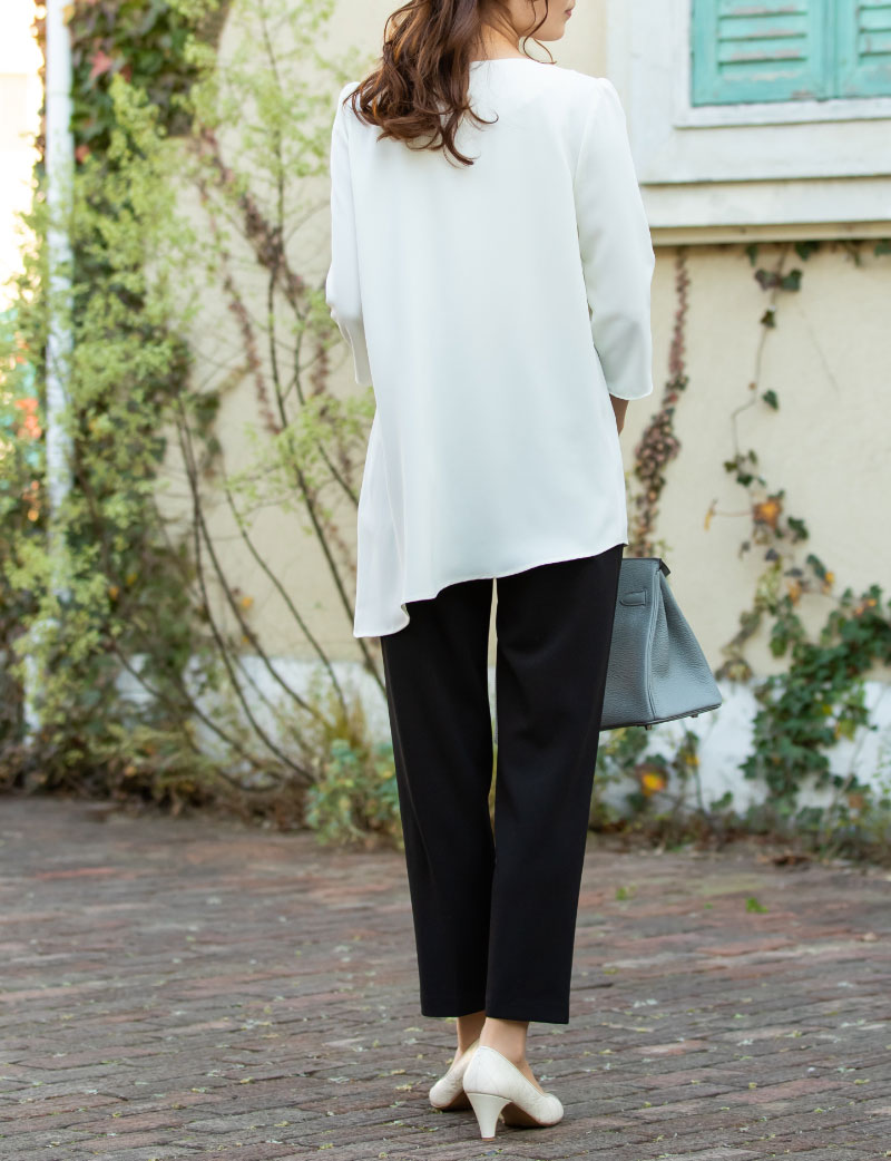 おしゃれな左右非対称のデザインでさっときて綺麗な授乳服ブラウス
