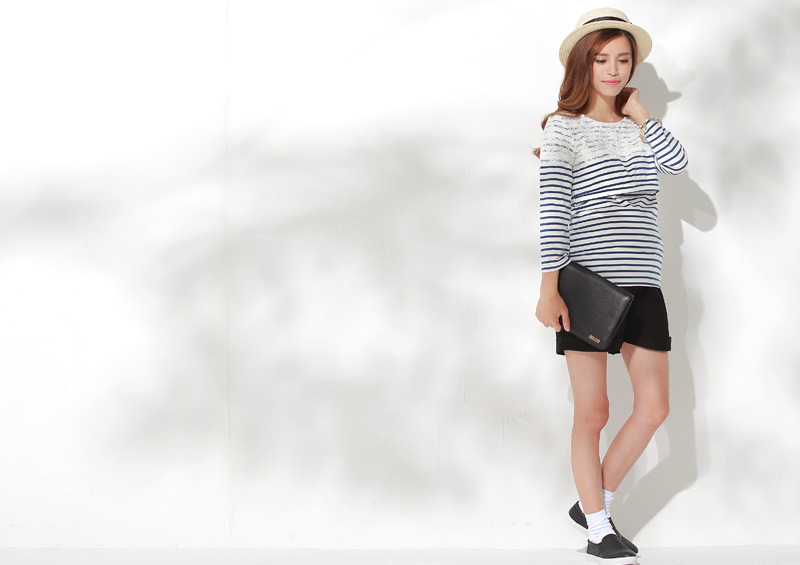 レース&ボーダーの授乳Tシャツのショートパンツコーデ