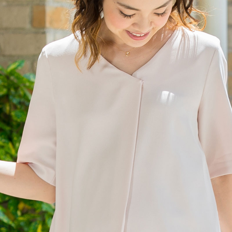 授乳服に見えない フロントのラインがスタイリッシュなマタニティブラウス